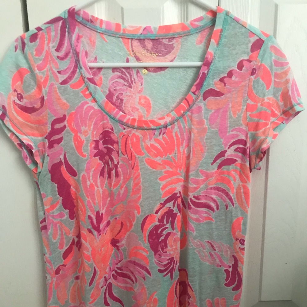 Lilly Pulitzer Michele V Neck Tee in Love Birds